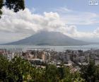 Kagoshima é a capital da prefeitura de Kagoshima, na região de Kyushu, na ilha de Kyushu. Tendo em vista o Vulcão Sakurajima