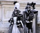 Dois elegantes trajes comparecer ao grande baile de carnaval de Veneza