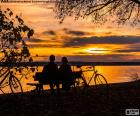 Ver o belo pôr do sol no lago