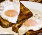 Duas torradas com ovos fritos no café da manhã