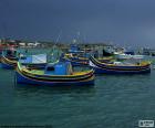 Barcos de pesca ancorados no porto de Marsaxlokk, Malta