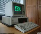 IBM PC 5150 (1981), com teclado e monitor verde. É o antecessor do atuais computadores pessoais