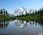 Vista do Mount Shuksan do lago com seu reflexo na água, Washington, Estados Unidos