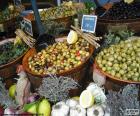 Azeitonas a granel em uma loja do mercado