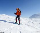 Montanhista durante uma travessia de altas montanhas no inverno