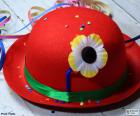 Chapéu vermelho com uma flor