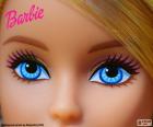 Os bonitos e grandes olhos azuis Barbie