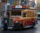 Ônibus antigo pelas ruas do centro da cidade