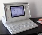 Macintosh portátil (1989-1991) foi o primeiro computador portátil usado no espaço e o primeiro a enviar um e-mail do espaço, em 1991