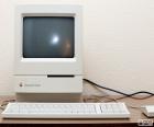 Macintosh Classic (1990-1992), a primeira Apple que vendido por menos de $1000. Foi 25% mais rapidamente do que o Macintosh Plus e incluído um disquete de 3,5 polegadas