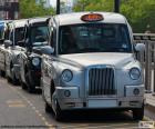 Táxi de Londres, são carros especialmente concebidos para este uso. Eles são ricos, para facilitar a entrada e saída