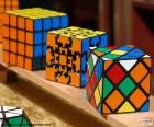 Vários tipos de Cubo de Rubik um quebra-cabeças mecânico 3-D inventado em 1974 por Erno Rubik