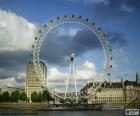 A London Eye também conhecida como Millennium Wheel, uma roda-gigante de 135m, inaugurado em março de 2000