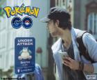 Um jogador de Pokémon GO detecta que o Pokémon está sendo atacado por um agressor desconhecido que é próximo e tentar localizá-lo