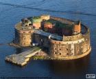 Fort Alexander, uma fortaleza construída na ilha artificial do Golfo da Finlândia, perto da ilha de Kotlin cerca de 30 km de São Petersburgo, Rússia