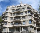 A Casa Mila, ou La Pedrera, é um edifício modernista de Barcelona, projetado pelo arquiteto Antoni Gaudí