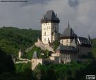 Castelo Karlštejn é um castelo gótico, construído em 1348, em Karlštejn, Czech Republic