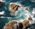 Conjunto de rochas no mar, as ondas quebram sobre eles