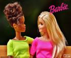 Barbie em um banco, falar com ela a amiga