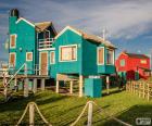 Casas de cores localizadas de frente o mar em Santa Clara del Mar, Mar Chiquita, Buenos Aires