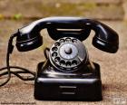 Telefone antigo ou vintage da cor preta, atualmente usado para a decoração
