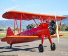 Avião biplano vermelho