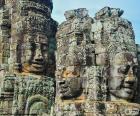 Rostos de pedra antigos do rei Jayavarman VII no templo de Bayon, Angkor Wat, Camboja