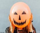 Típica cara monstruosa de Halloween pintado em um balão