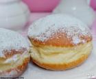 Cheio de deliciosos Donuts com açúcar de confeiteiro por cima