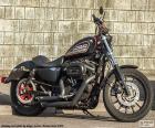 Harley Davidson Sportster 883R em 2008, um dos modelos mais acessíveis. Sua estética é imbatível com um escape por cilindro