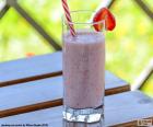 Vidro com um Smoothie de morango saudável e refrescante, ideal para o verão