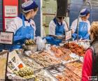 Três pescadoras trabalhando na mercado de peixe do supermercado