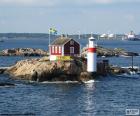 Farol de Gaveskar na pequena ilha rochosa no arquipélago no mar do Norte, em Gotemburgo, Suécia