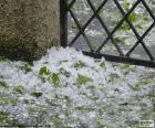 Granizo é a forma de precipitação que consiste na queda de pedaços irregulares de gelo, comumente chamados de pedras de granizo