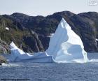 Imagem de um iceberg, uma grande massa de gelo flutuante no mar