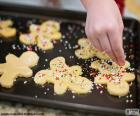 Preparar bolinhos de pão de gengibre com formas de humanas