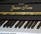 Piano preto da marca Gustav Kern