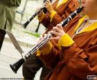 O clarinete é um instrumento musical de sopro constituído por um tubo cilíndrico, geralmente de madeira