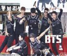 BTS ou Bangtan Boys, grupo de hip-hop sul-coreano formado por Jin, Suga, J-Hope, Rap Monster, Jimin, V e Jungkook