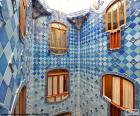 Imagem de um dos pátio de luzes da Casa Batlló, estas são revestidas de peças de cerâmica vitrificada de diferentes tons de azul