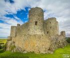 O Castelo de Harlech é construído no topo de uma falésia em Harlech no Condado de Gwynedd, País de Gales, Reino Unido