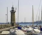 Lindo farol em Desenzano del Garda, Lago de Garda, Itália