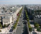 Avenida dos Champs-Elysées, vista do arco do triunfo, a principal avenida de Paris. Mede 1,910 metros de comprimento e vai desde o arco do triunfo até a place de la Concorde