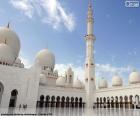 A mesquita Sheikh Zayed é uma mesquita situada em Abu Dhabi, nos Emirados Árabes Unidos