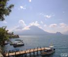 O lago de Atitlán é um lago de origem vulcânica, cercado por três vulcões: vulcão San Pedro, Atitlán e Toliman