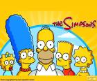 Os cinco membros dos Simpsons, a família de Homer Simpson e Marge Bouvier e seus três filhos, Bart, Lisa e Maggie