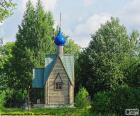 Pequena capela, localizada em uma área arborizada da Rússia