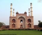 Acesso ao túmulo de Akbar, é o túmulo do imperador mogol Akbar, uma importante obra da arquitetura de Mughal em India, construído em 1605-1613 em Agra