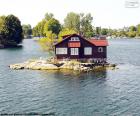 Uma casa situada numa pequena ilha em Mille-Isles, Quebec, Canadá