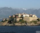 Vista sobre a cidade de Calvi, localizado nas margens do mar Mediterrâneo, na ilha de Córsega, França